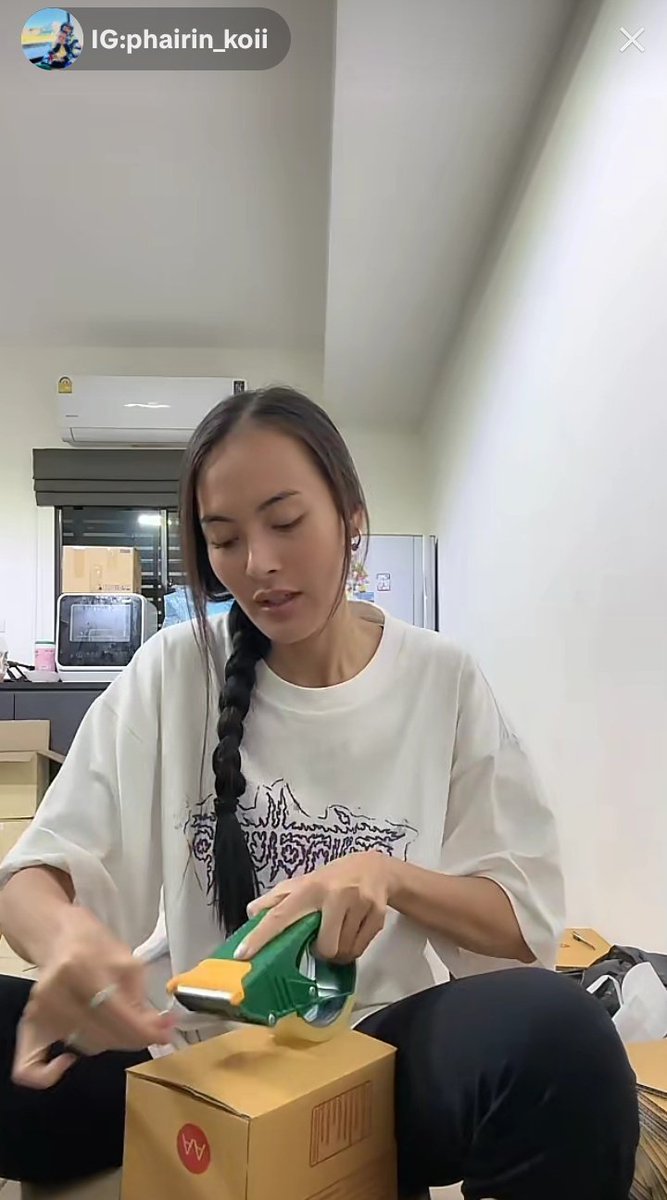 p_0123c's tweet image. แม่ก้อยน่ารักมาก ไปช่วยพี่ดิ๊วกับพี่ไนซ์แพ็กกล่องเตรียมแพ็กของส่ง ออร์เดอร์เมื่อคืนฉ่ำ 
#ohana