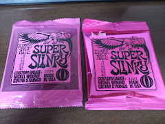 peetan_hobby's tweet image. ～私が某ネット通販で弦を買わなくなった理由～

おわかりいただけるだろうか
画像に向かって左が某ネット通販、右が街の楽器店

これに気づくまでは、張り替え直後に弦の巻きの慣らしや、アームアップするだけで切れていたので不満に思っていましたが、右に替えてからはまったく切れなくなった