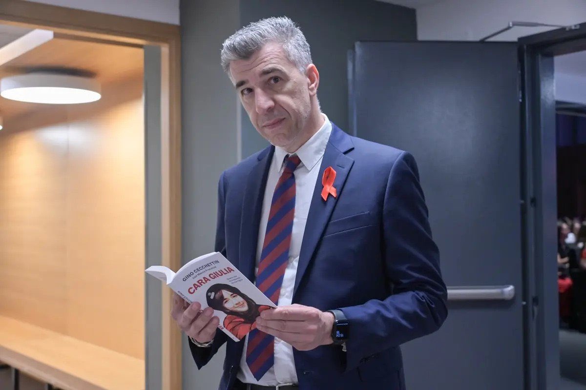 AzzurraBarbuto's tweet image. GINO CECCHETTIN OGGI DIRETTORE DELLA STAMPA
A questo punto manca solo che lo facciano Presidente della Repubblica. Da due anni assistiamo a un curioso fenomeno antropologico: la trasformazione di un signore qualunque, un ingegnere informatico che gestiva un negozio di circuiti,…