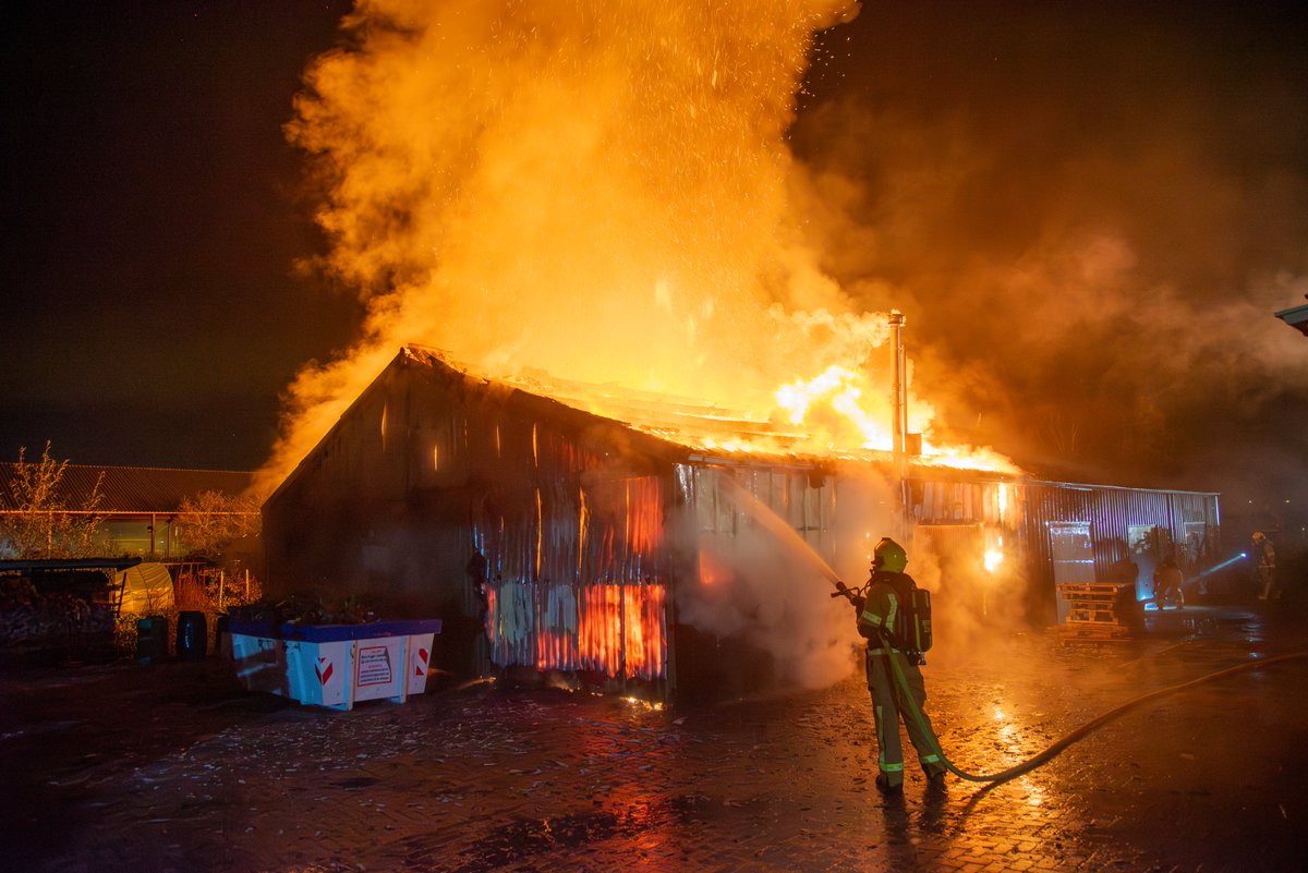 Zeer grote uitslaande brand in schuur in Gorinchem