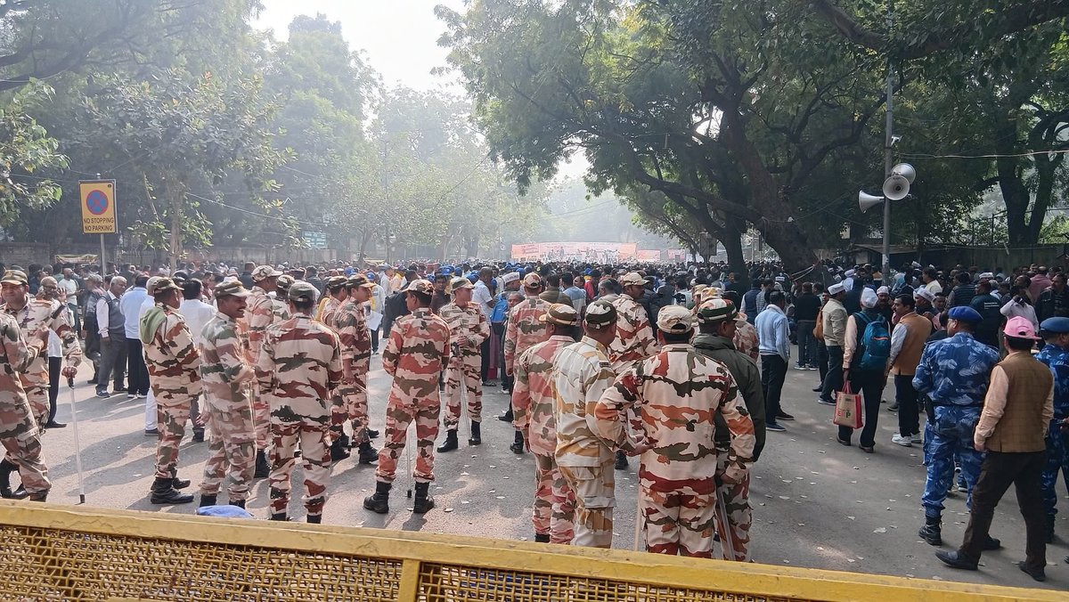हम लक्ष्य प्राप्ति तक लड़ेंगे और जीतेंगे…
     टीईटी अनिवार्यता के विरोध में जंतर मंतर पर शिक्षकों का ऐतिहासिक धरना प्रदर्शन 
हम लक्ष्य प्राप्ति तक लड़ेंगे और जीतेंगे- 
राजेन्द्र सिंह राठौर (प्रदेश अध्यक्ष यूटा उत्तर प्रदेश)