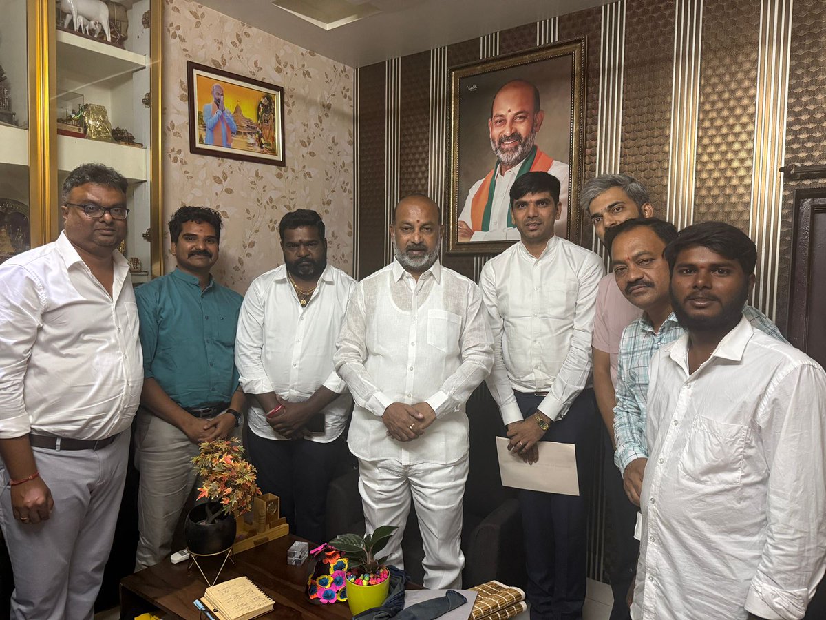 Akshaycsdeshpan's tweet photo. Had the honour of meeting Hon’ble Union Minister @bandisanjay_bjp  Garu yesterday to discuss our Sustainability on Wheels initiative 
Born in Telangana for the world 

A long, meaningful, and insightful conversation that truly inspires us to take this mission across India. 

Driving sustainability forward  with the guidance of Bandi Sanjay Garu. 
@switchtoeko
@Avesagreendrive

#SustainabilityOnWheels #AvesaGreenDrive #Switcheko #CleanIndia #GreenInnovation #WasteManagement #Sustainability #India