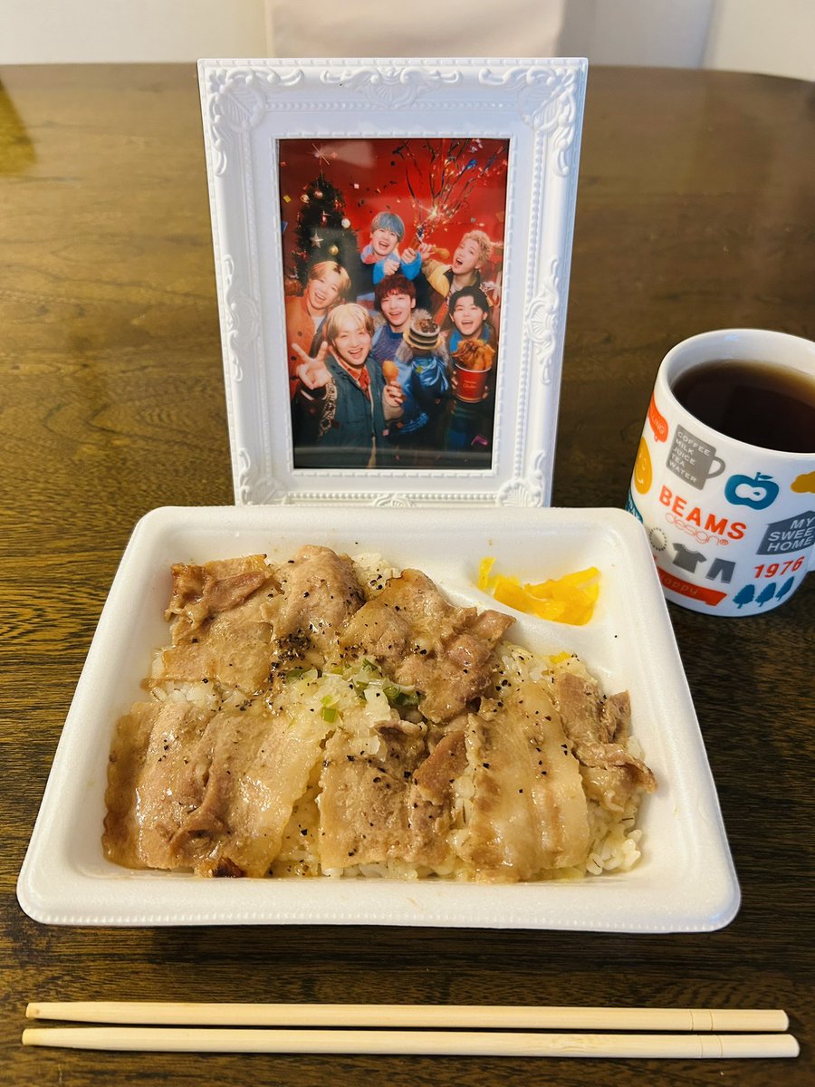 ねぎ塩豚カルビ重
やっと食べられる😂　
2分チンしていい匂い〜
そしてめっちゃ美味しい😭
麦飯なのも糖質キニナルので
ありがたい✨✨
家族写真のブロマイド🎄
私の時代でいう生写真みたい✨✨
良すぎるよ😭
#ファミリーマート
#おいしいのがいちばんファミマのクリスマス
#BEFIRST