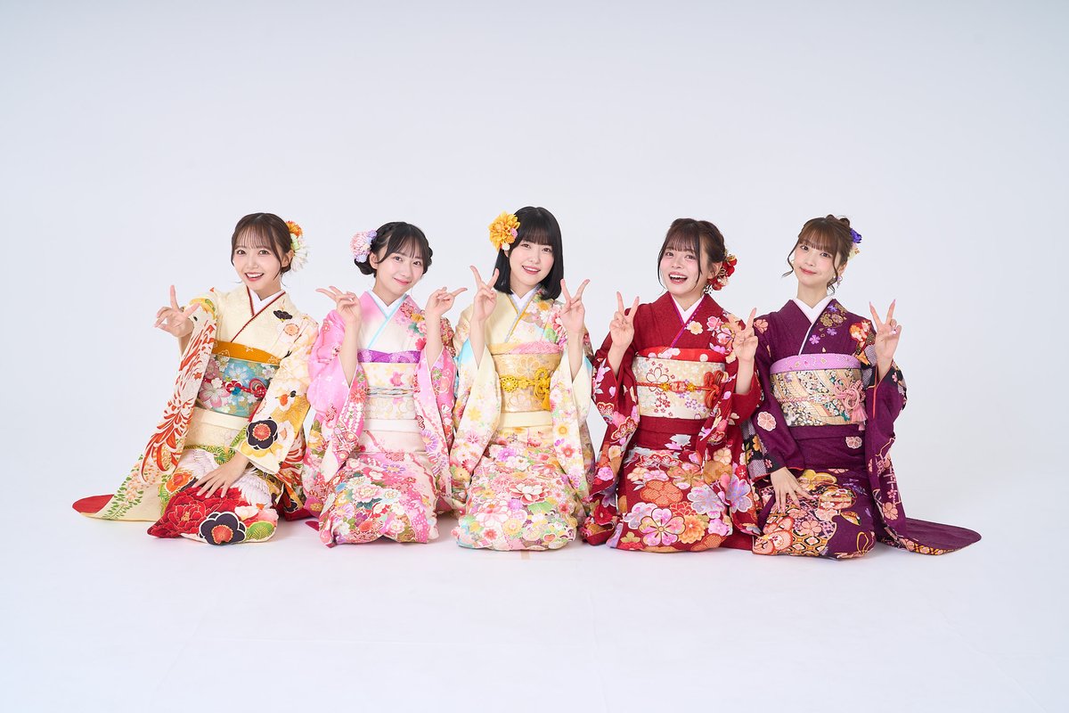 ketel_collab's tweet photo. 🎍タイトル未定×振袖グッズ🎍

タイトル未定と過ごす2026年に向けて、オリジナル振袖グッズを販売します！

■販売期間
11月26日20時～12月3日23時59分

https://t.co/LOOHp7uzY7
 
【グッズ】
年賀状
アクスタ
ブロマイド
缶バッチ
チェキ

一年の始まりにふさわしい、
華やかで幸せな色合いをお届けします！