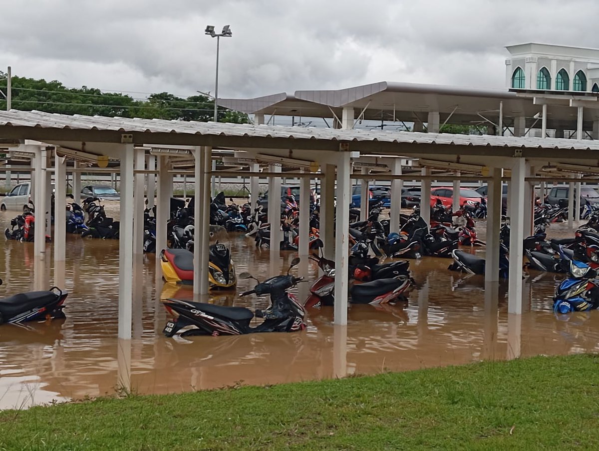 bernamadotcom's tweet image. #Banjir : Keadaan semasa di kawasan parkir Stesen KTMB Arau, Perlis yang mula dinaiki air banjir hari ini.

KTMB dalam hantaran Facebook rasminya memaklumkan Jalan ke Stesen KTMB Arau tidak boleh dilalui, penumpang ETS dinasihat naik, turun di Stesen KTMB Kodiang, Kedah.

📸…