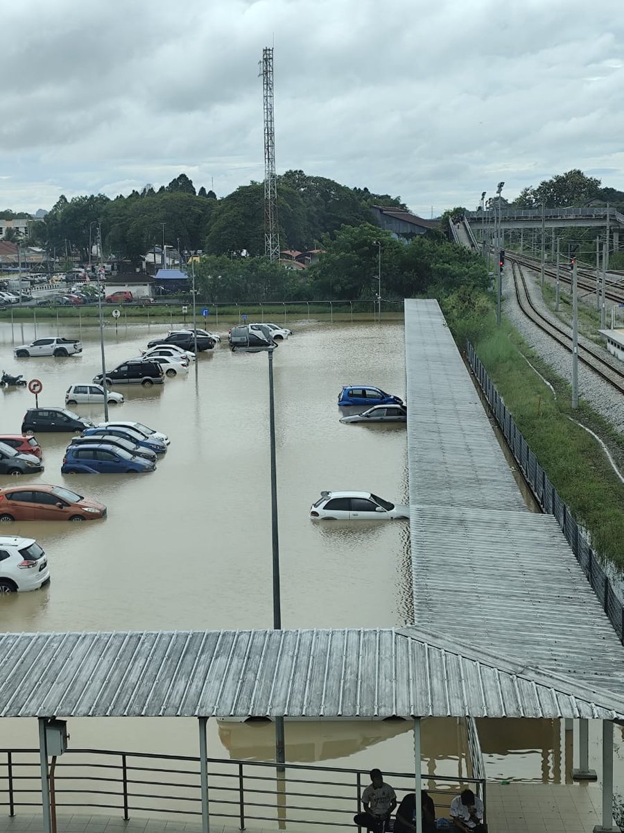 bernamadotcom's tweet image. #Banjir : Keadaan semasa di kawasan parkir Stesen KTMB Arau, Perlis yang mula dinaiki air banjir hari ini.

KTMB dalam hantaran Facebook rasminya memaklumkan Jalan ke Stesen KTMB Arau tidak boleh dilalui, penumpang ETS dinasihat naik, turun di Stesen KTMB Kodiang, Kedah.

📸…