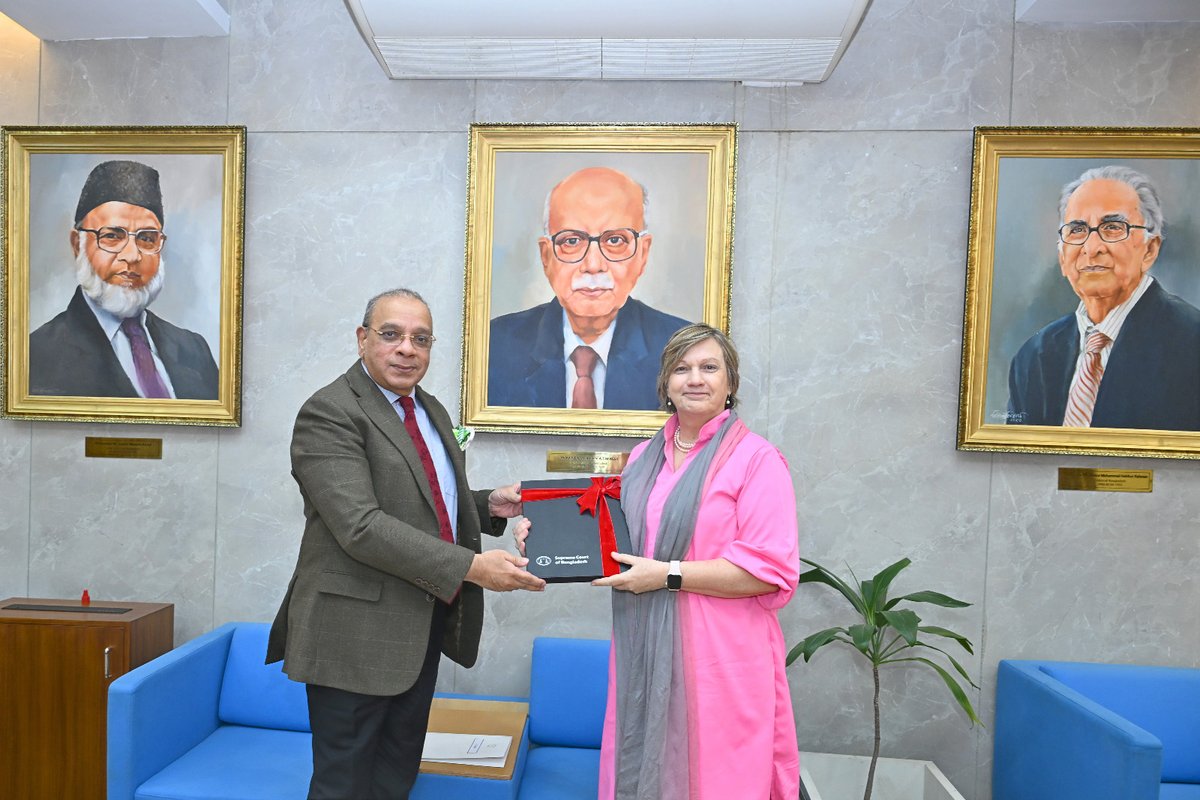 UNICEFBD's tweet image. Last week, UNICEF Representative in 🇧🇩, Rana Flowers, met Hon'ble Chief Justice of 🇧🇩, Dr. Justice Syed Refaat Ahmed, to emphasize the importance of placing child justice at the centre of ongoing reforms, as 🇧🇩 prepares to establish an independent Supreme Court Secretariat.