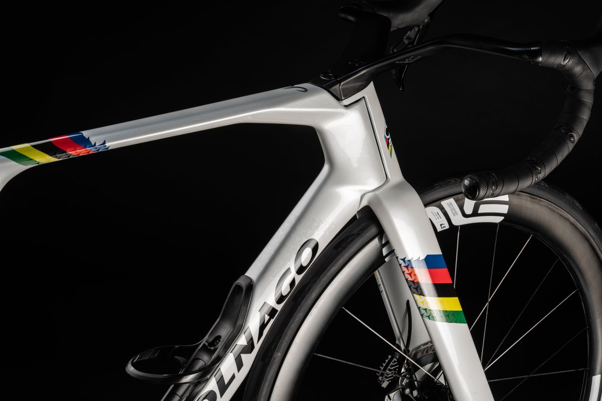 Bike system NIPPO COLNAGO バイクウェア 競輪 希少 $26k Vuelta themed Colnago, a helmet with skirts for any occasion