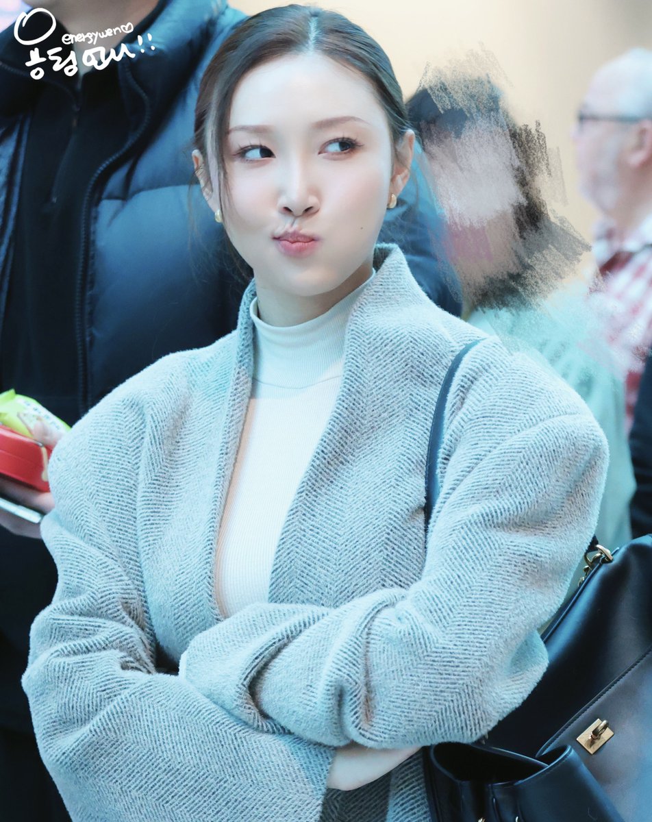 #hwasa: seasons greetings? I already filmed it a long time ago! spoilers? I can’t give spoilers! I just need to pick the photos and then the teasers will be released. so basically, what I have to do today is choose the photos. the company keeps telling me to hurry up and decide~