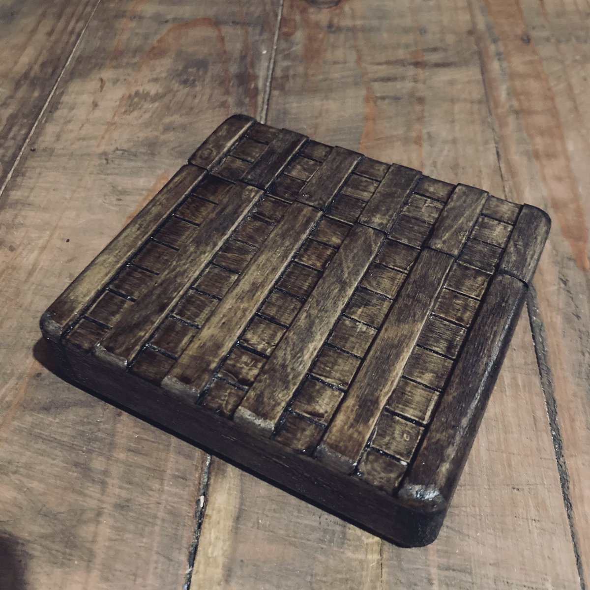 試作品第2号！
ウッドウォレット！木製の財布ってあんまり見たことないですよね
なので作ってみました！まだ改良はできそうだけど、現時点でも悪くはない。課題は小銭の収納ですね
カードは最大4枚収納可能。
PASMOに合わせたデザインになってます！

#ウッドウォレット
#財布