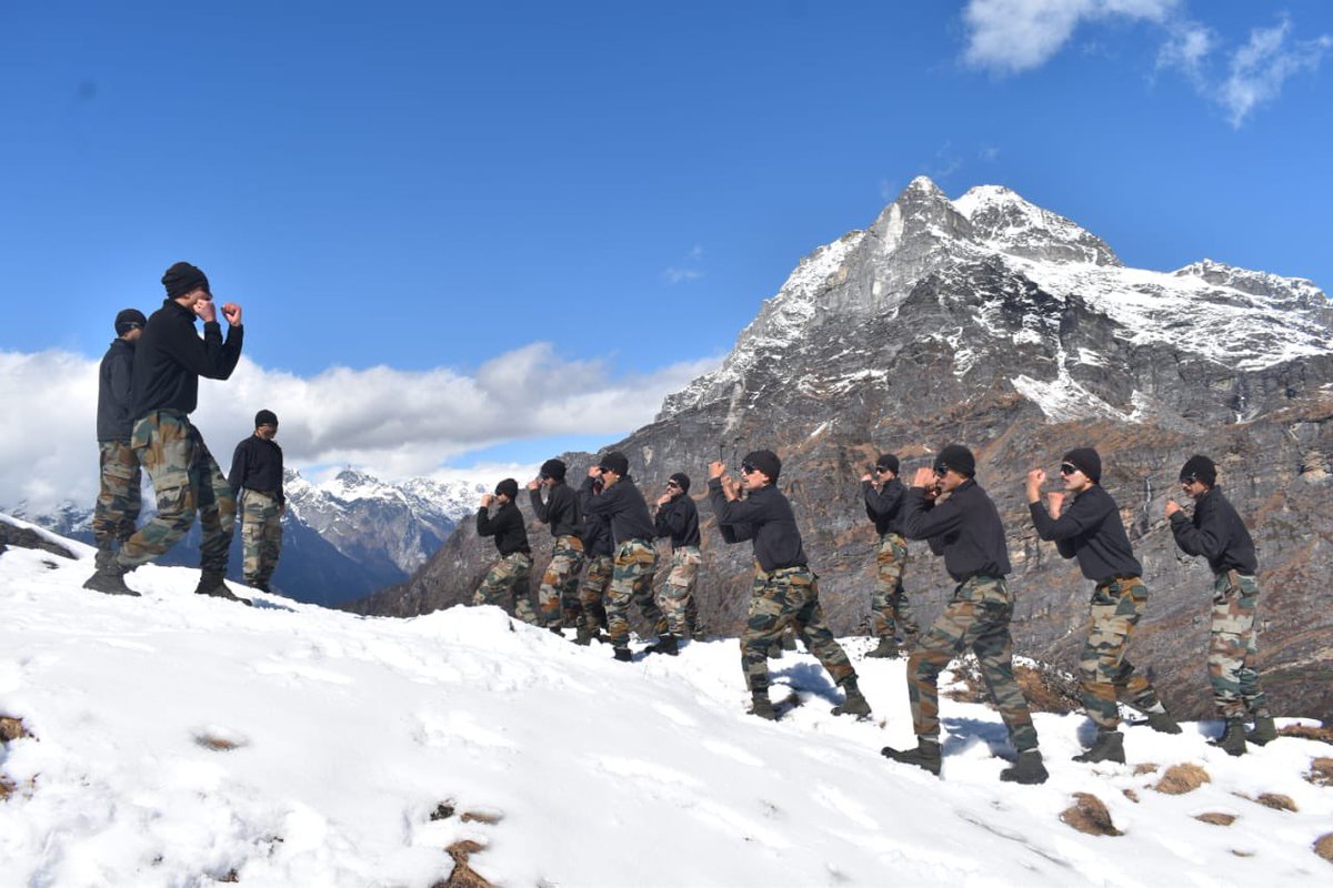 manishindiatv's tweet image. AMAR (Army Martial Arts Routine) training above 14,000 ft.🇮🇳
#IndianArmy