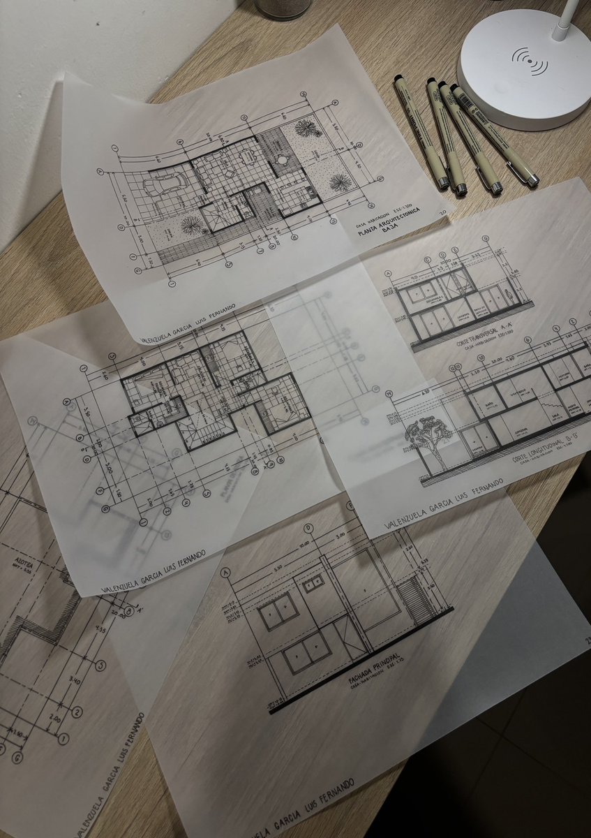 el rey de los planos llegó, a un lado