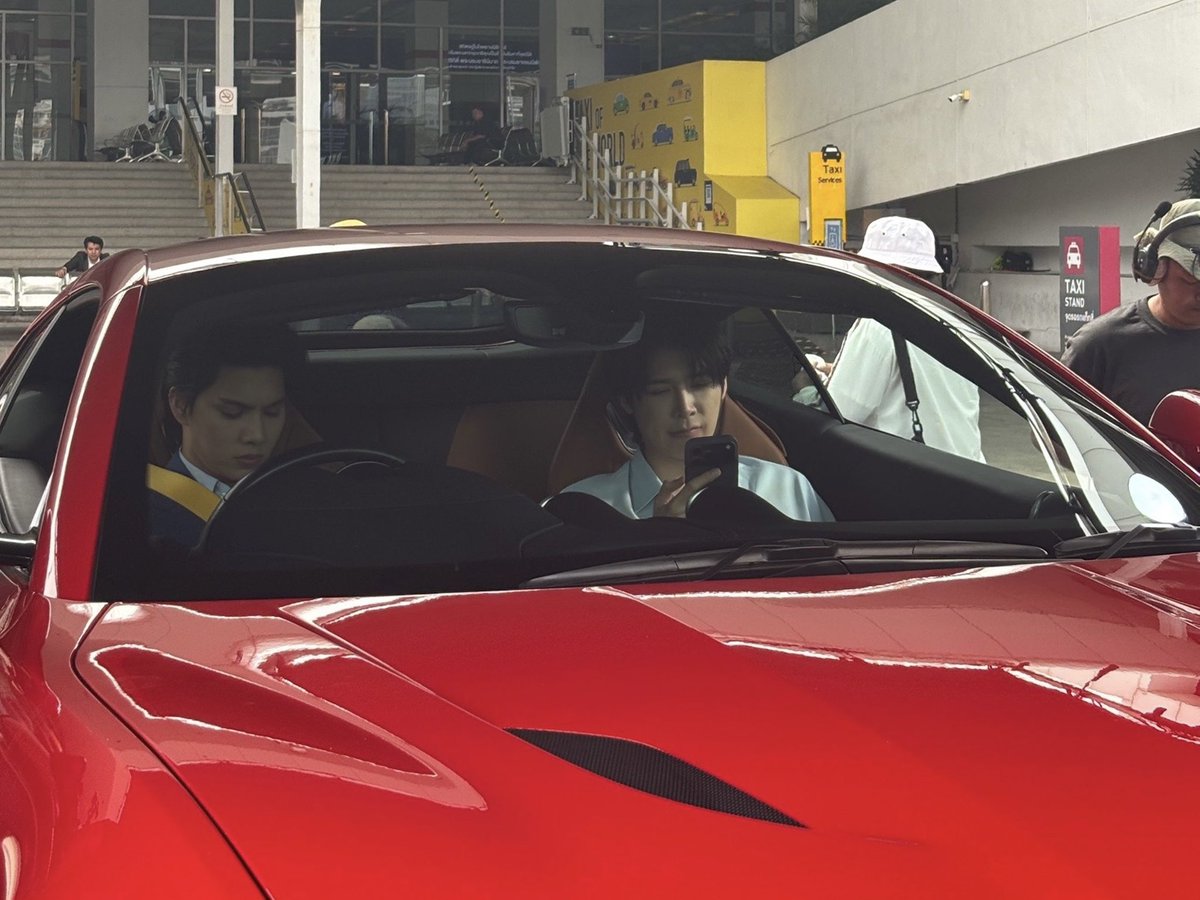 Next, they’re getting in the car but Peat ended up getting into Fort’s car instead. 😂

 #YesterdaytheseriesQ18