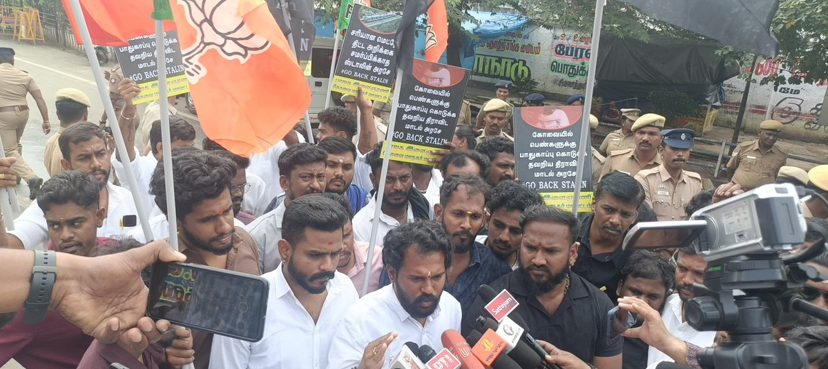 SuryahSG's tweet image. கோவையின் வளர்ச்சியைத் தடுக்கும் விதமாக, மெட்ரோ ரயில் திட்டத்திற்குச் சரியான திட்ட அறிக்கை கூடத் தயார் செய்யாமல் நாடகமாடும் முதல்வர் திரு.@mkstalin அவர்கள் இன்று கோவை வருகை தந்த நிலையில், அவரை எதிர்த்து @BJYMinTN சார்பில் கருப்புக்கொடி காட்டினோம்.

அறவழியில் எதிர்ப்பு தெரிவித்த…