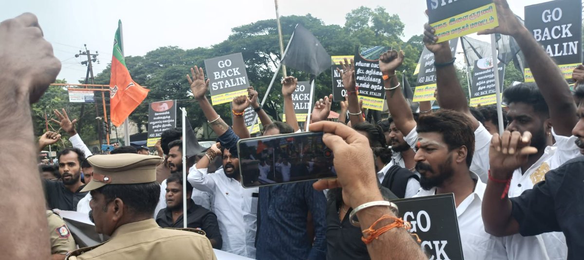 SuryahSG's tweet image. கோவையின் வளர்ச்சியைத் தடுக்கும் விதமாக, மெட்ரோ ரயில் திட்டத்திற்குச் சரியான திட்ட அறிக்கை கூடத் தயார் செய்யாமல் நாடகமாடும் முதல்வர் திரு.@mkstalin அவர்கள் இன்று கோவை வருகை தந்த நிலையில், அவரை எதிர்த்து @BJYMinTN சார்பில் கருப்புக்கொடி காட்டினோம்.

அறவழியில் எதிர்ப்பு தெரிவித்த…