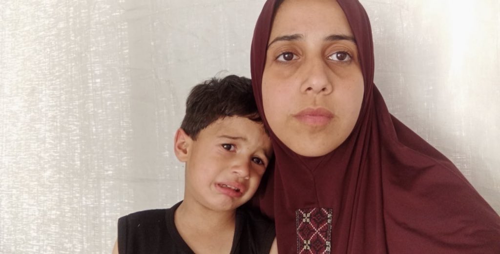 soad_eqbal's tweet image. Yeni bir fırtına yaklaşıyor... ve beni koruyacak bir çadırım yok. Geçen sefer sel bastı, her yer ıslandı... ve şimdi aynı korkuyu yaşıyorum. 
Lütfen bana yardım edin... çocuğumun ve benim boğulmayacağımız veya donmayacağımız bir sığınak bulun.🙏🏻🥺

chuffed.org/project/141137…