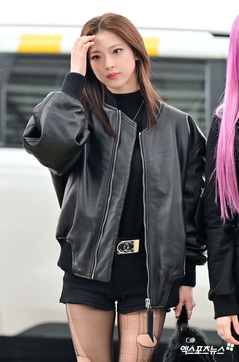 kawairukapapers's tweet image. RUKA&apos;s all-black look is insane. With that jacket, stockings, and heels, she looks just like a runway model 👠

베이비몬스터루카 #RUKA #KAWAIRUKA 
#루카 #ルカ #베이비몬스터루카 #河井瑠花 
#베이비몬스터 #BABYMONSTER