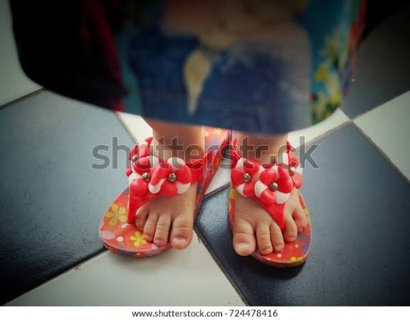 We need to find out how these ones manage to know our phone pattern and search for SpongeBob videos on YouTube but can't wear shoes properly 😂😂