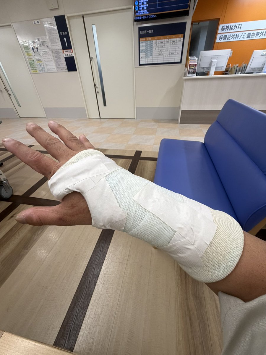 Libra_ELIMI's tweet image. 今年はlibraに関わって頂きありがとうございました。ちょっと怪我をしてしまい
しばらくの間バイクをおやすみすることになりました。右橈骨遠位端骨折、よくわからないのですが利き手の右手首骨折してしまい日常生活も難儀してます。
春までには完治頑張ります
＃エリミネーター 
＃春よこい
＃冬籠り