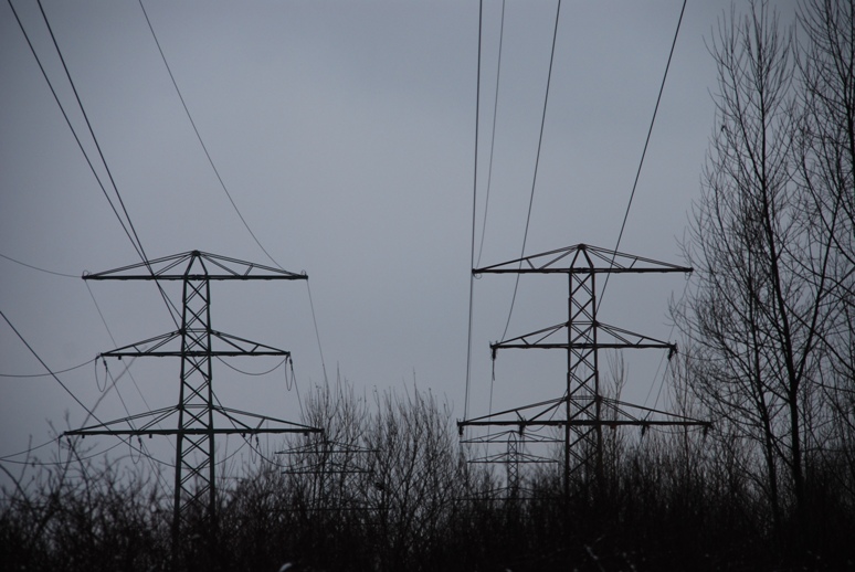 Uśmiechnięci dziękują: Od stycznia 2026 Polakom znowu wzrosną rachunki za energię. Z 3,5 zł/MWh do 7,3 zł/MWh, czyli o 108% (!) wzrośnie opłata OZE. Opłata kogeneracyjna zostanie podwyższona z 3 zł do 4,36 zł/MWh, czyli o 45%. Z kolei stawka tzw. opłaty mocowej wzrośnie o 50-55%.