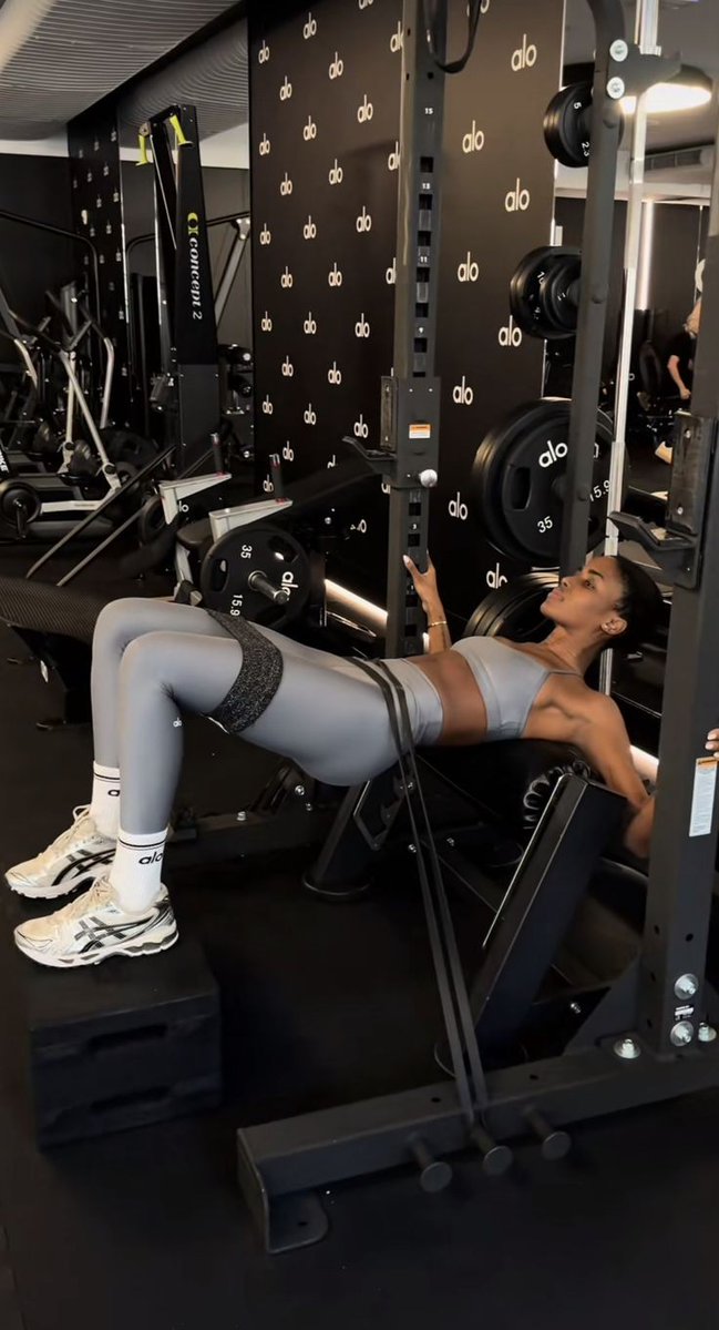 islalona's tweet image. clean eating and hitting the gym is a form of self-respect