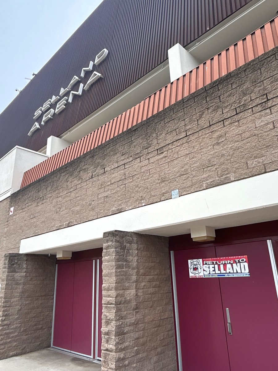 P356Loeffler's tweet image. Great to get back on the floor at Selland Arena w/@CoachMQJ! So many memories. Relive them with us, &amp;amp; make some new memories on Sunday, November 30th as @FresnoStateMBB 
returns to downtown Fresno for one day only against CSU Bakersfield. 🏀ticketmaster.com/the-return-to-…