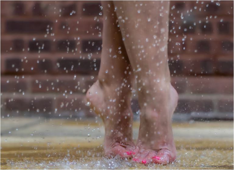 How Going #Barefoot Can Change Your Perspective on Life: "When we ditch our shoes and let our feet touch the ground, we become  intimately connected to our environment in a way that we seldom  experience in our modern, shoe clad lives." themandalamind.com/grounded-and-f…