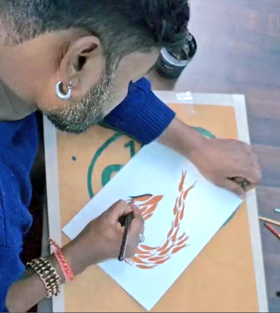 RaviTripathi25's tweet image. "डिंडौरी के पाटनगढ़ से पेरिस तक!

🔹डिंडौरी के गोंड कलाकार मयंक श्याम की 35 पेंटिंग्स की सोलो प्रदर्शनी पेरिस की Espace Cinco Gallery में धूम मचा रही है। कई पेंटिंग्स बिक चुकीं—एक ₹2 लाख में!
🔹उधर जापान मे उनके पिता जनगण सिंह श्याम पर रिसर्चर Kaori ने किताब लिखी है।
#GondArt