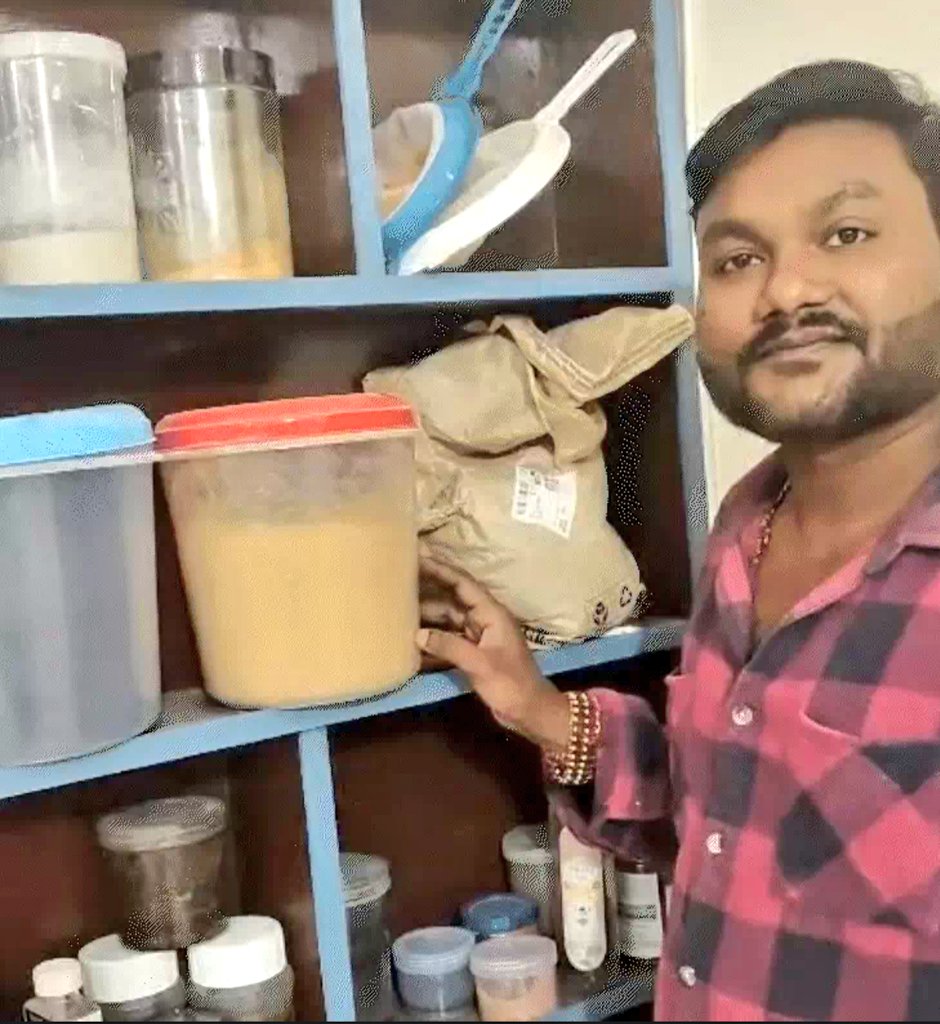 RaviTripathi25's tweet image. "डिंडौरी के पाटनगढ़ से पेरिस तक!

🔹डिंडौरी के गोंड कलाकार मयंक श्याम की 35 पेंटिंग्स की सोलो प्रदर्शनी पेरिस की Espace Cinco Gallery में धूम मचा रही है। कई पेंटिंग्स बिक चुकीं—एक ₹2 लाख में!
🔹उधर जापान मे उनके पिता जनगण सिंह श्याम पर रिसर्चर Kaori ने किताब लिखी है।
#GondArt