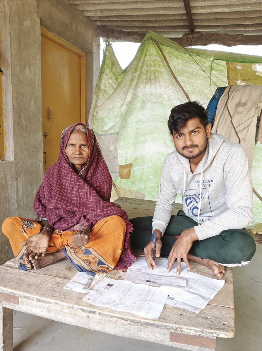 आज लालती दादी SIR फॉर्म लेकर आई थी.

दादी के एक हाथ में गंभीर चोट लगी है, बकरी चराते हुए खेत में गिर गई थी. दादी जब भी कोई काम लेकर आती हैं तो बड़ा अच्छा लगता है.

फॉर्म भर रहा था तभी दुखी मन से कहती हैं कि बहुत लोग मज़ाक उड़ा रहे हैं कि घर अब नहीं बनेगा. लेकिन मुझे राजीव बाबू पर