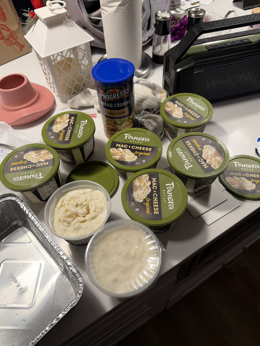 xcxhou's tweet image. accidentally wrote myself down for mac n cheese fuck my fucking chungus life