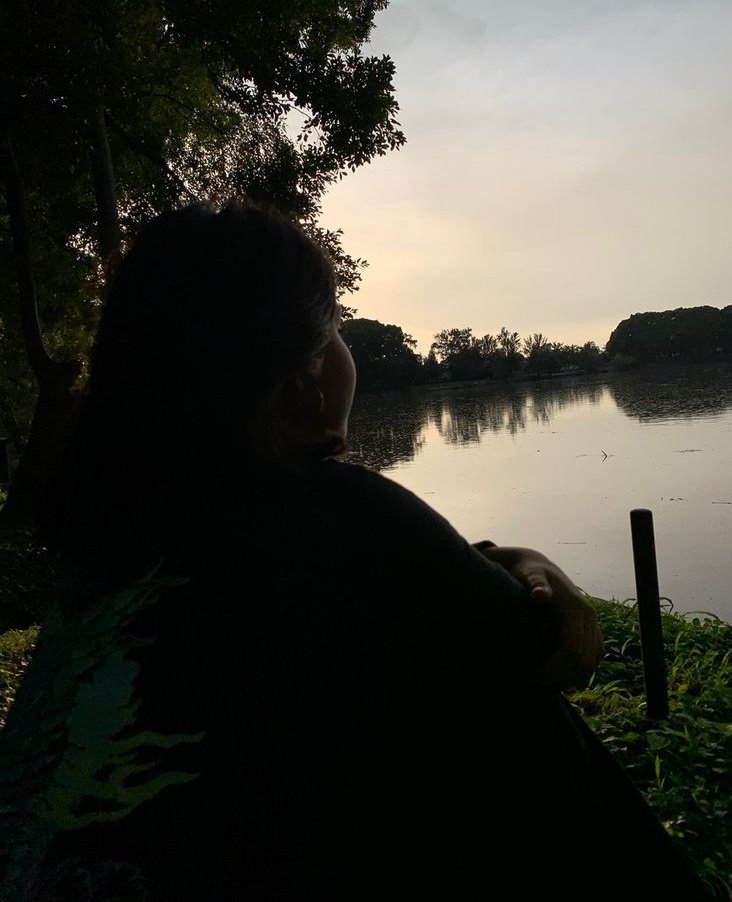 Parikalita_'s tweet image. कभी-कभी ये साँझ काले रंग के आँसू रोती है। इतना कालापन जिसमेें हम बहुत हाथ-पैर मारने पर भी अपने मन की बाट नहीं जोह पाते, 
और भटक कर खो जाते हैं..!
मानो हमारा समूचा अस्तित्व अचानक ही शून्य हो गया हो। 🖤🖤

_अंकिता🍁😁