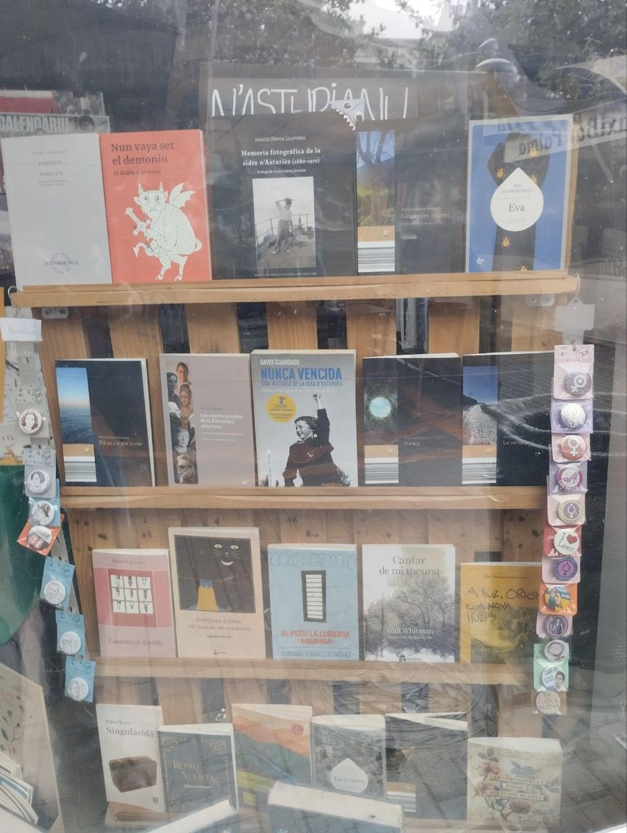 Esti ye l'escaparate de la llibrería <a href="/lallocura/">La Llocura</a>
nel que ta -mui bien acompañada- la novela 'Cai la tierra' de Carmen Pellegrino, que traduxo <a href="/PacoAsturies/">Francisco Álvarez</a>  pa la colección Calume d'<a href="/edicionesTrabe/">edicionesTrabe</a>
Recordái qu'onde topéis un llibru de Calume ye ehí onde parar.
#lleernasturianu2025