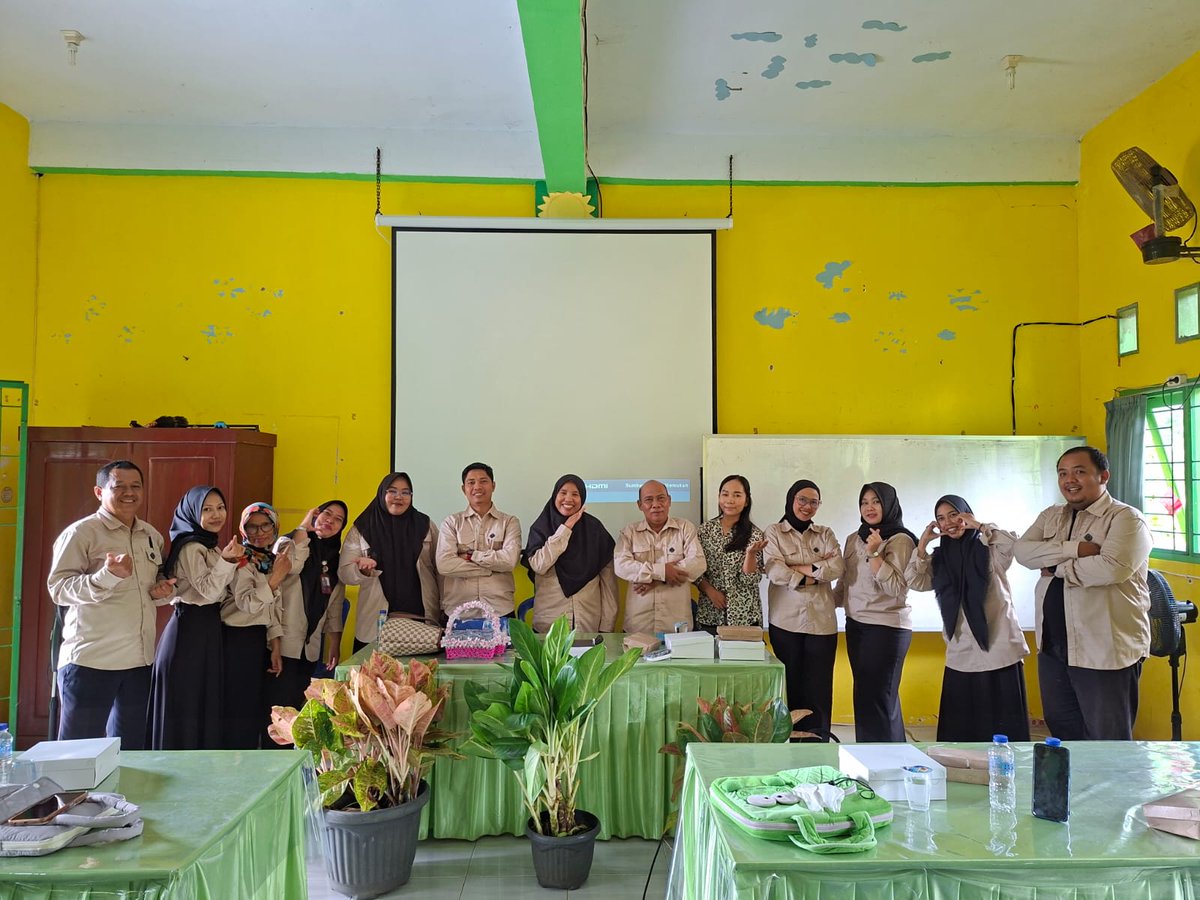 Selamat hari Guru, Guru Koding dan KA Bengkulu dari kami Fasil kalian tersayang :) #mildaini