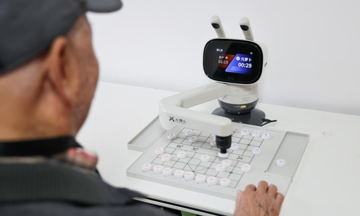 TC_EyluL9888's tweet image. #Yaşlanan nüfusun yarattığı zorluklara rağmen #robotik #yaşlıbakımı yaygınlaşıyor

Zhang&apos;ın bacaklarına sıkıca oturan yapay eklemler, adımlarını öğrenirken minik motorlar vızıldıyordu. Her adımda, sensörler hareketlerini izliyor ve tüm vücut onu nazikçe ileri itiyordu.

Pekin&apos;in…