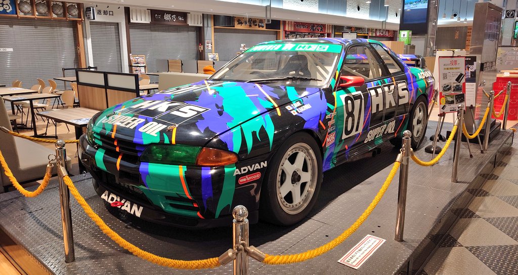 ぶりくら帰りにたまたま立ち寄ったSA→まさかのGr.Aマシンが…
しかも一番好きだったHKSの32🤤