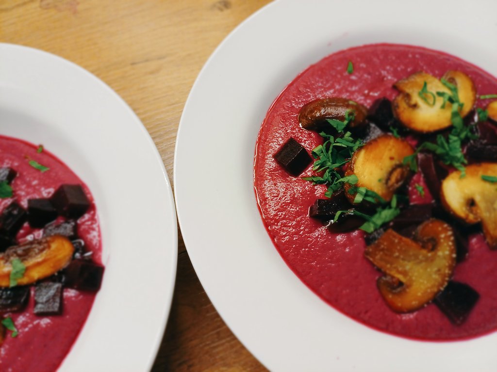 Heerlijk, kleurrijk en eenvoudig om te maken: gepofte bietencrème met paddenstoelen. Geschikt als kerst lunch-, of voorgerecht. Mijn kookcolumn en recept vandaag in <a href="/trouw/">Trouw</a>
