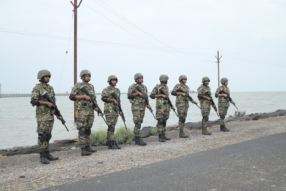 BSF_Gujarat's tweet image. &quot;𝐀𝐥𝐰𝐚𝐲𝐬 𝐫𝐞𝐚𝐝𝐲 𝐭𝐨 𝐟𝐚𝐜𝐞 𝐚𝐧𝐲 𝐝𝐚𝐧𝐠𝐞𝐫,
𝐓𝐡𝐞 𝐯𝐢𝐠𝐢𝐥𝐚𝐧𝐭 𝐠𝐮𝐚𝐫𝐝 𝐨𝐟 𝐭𝐡𝐞 𝐛𝐨𝐫𝐝𝐞𝐫 𝐬𝐭𝐚𝐧𝐝𝐬 𝐭𝐚𝐥𝐥.&quot;

सीमा सुरक्षा बल - सर्वदा सतर्क।
 #FirstLineofDefence 
#NationFirst
#BSF