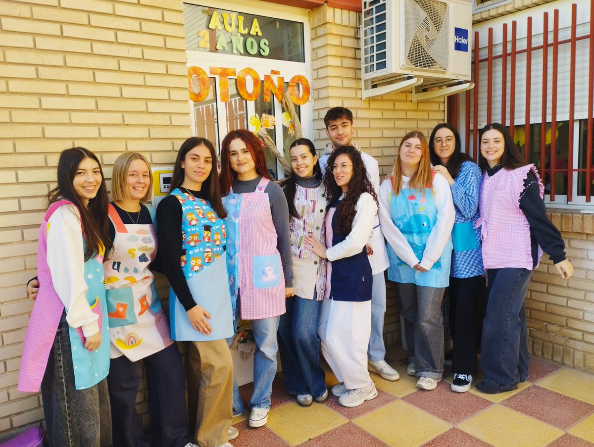 Nuestros estudiantes de 2º de CFGS de Educación Infantil visitaron el aula de dos años del CEIP La Asunción en Jumilla.
Un agradecimiento muy especial al Equipo Directivo y a las educadoras del CEIP La Asunción por su gran acogida #iesjoséluiscastillopuche