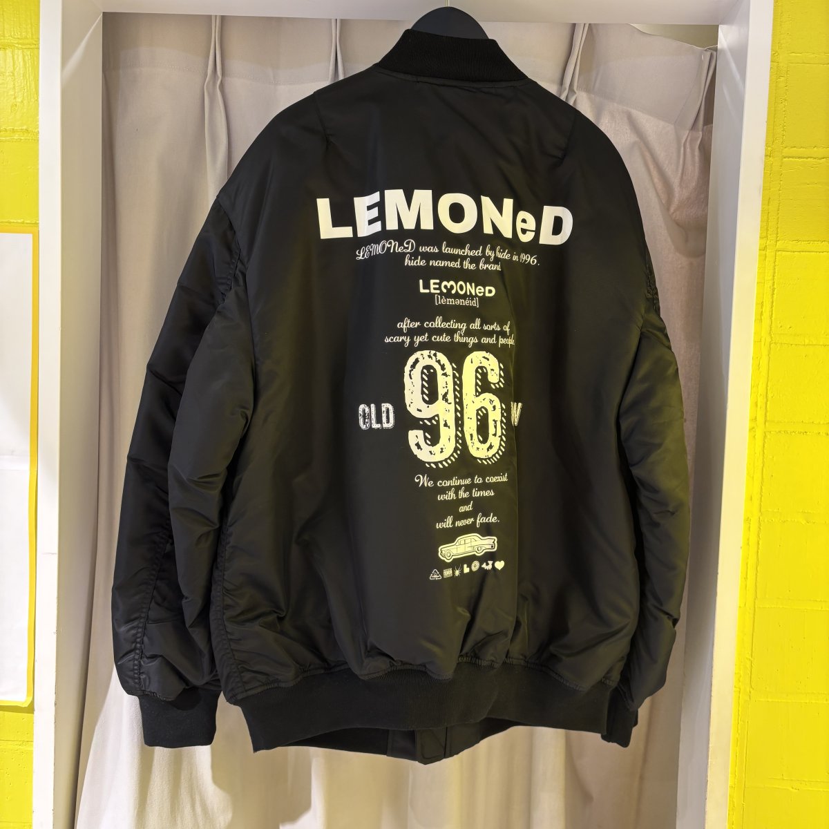 Laforet_H's tweet image. B1F レモネードショップ MA-1: レモショのMA-1/Old&amp;amp;Newは黒地に白のデザインで何にでも合わせやすく、暖かいものになっています！
冬になり寒くなってきた今の時期にぜひご着用ください！ laforet.ne.jp/news_events/39…