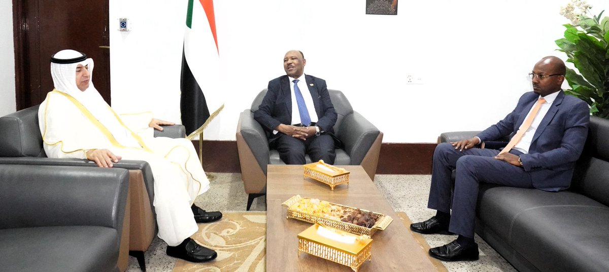 alrougui's tweet image. سفير دولة الكويت لدى السودان فهد الظفيري يلتقي بوزير الخارجية السوداني ويصرح قائلا :

-تقف الكويت بشكل واضح مع مؤسسات الدولة السودانية الشرعية

-بلادي الكويت أدانت في بيانها وبشكل صريح إنتهاكات الدعم السريع في مدينة الفاشر

- قدمت الكويت 35 طائرة وثلاثة سفن، مشيراً أن الكويت وقعت…