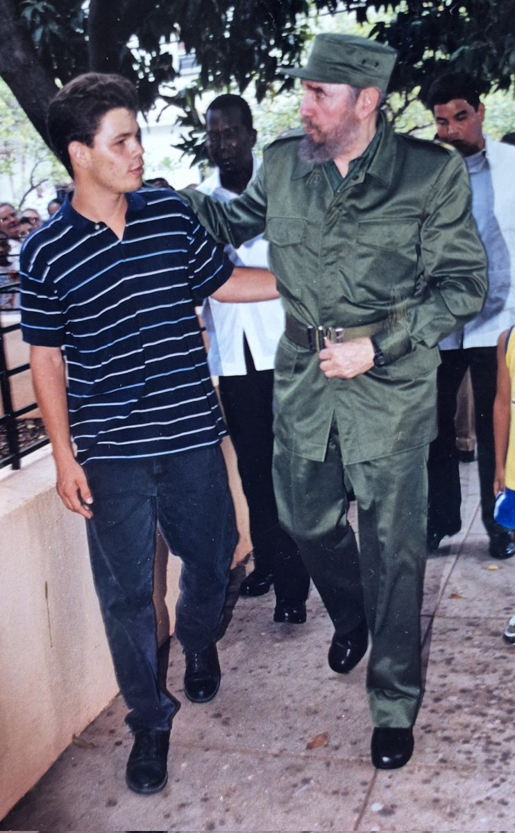 A su lado, caminando con mucho cariño, y fiel hasta las últimas consecuencias de mis actos: así me sentiré siempre.

Hace 9 años mi abuelo se multiplicó en pueblo. Solo una letra de diferencia. #Fidel⭐ se hizo eterno.

Recibe hoy mi abrazo y mi beso desde Santa Ifigenia.