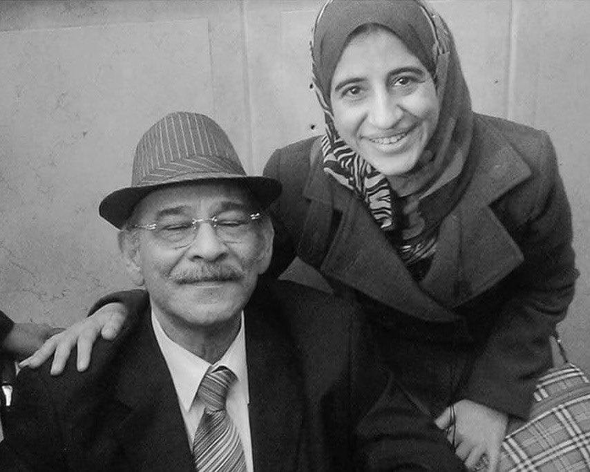 #قصة حزينة ، نهاية فتاة اتعمل لها غسيل مخ

💥البنت اللي في الصورة مع سيد القمني دي كانت محجبة وكانت مثقفة !!

وفي يوم حضرت  مؤتمر للسيد القمني وهو بيتكلم عن العلمانية وبيشرح العلمانية وبدأ يتكلم عن الحجاب

سارة حجازي في الوقت ده اتأثرت بكلام سيد القمني جدا وخلعت الحجاب وحضرت