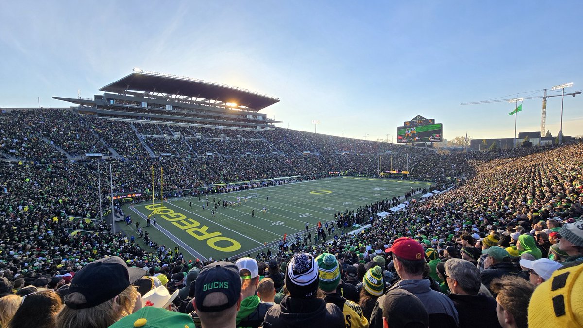 flashfire34's tweet image. Autzen Stadium is pretty simple and wide open on the outside, but still a nice-looking place inside. It doesn&apos;t have the architectural appearance of some of the other famous college football stadiums but it&apos;s very distinct. And, nice as the sun is setting.