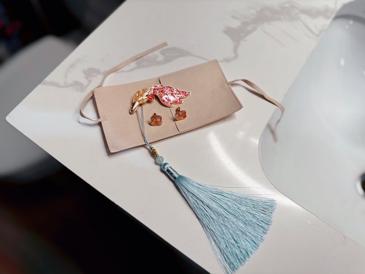 I went to a friendsgiving and made some pins and earrings! 🥺💛