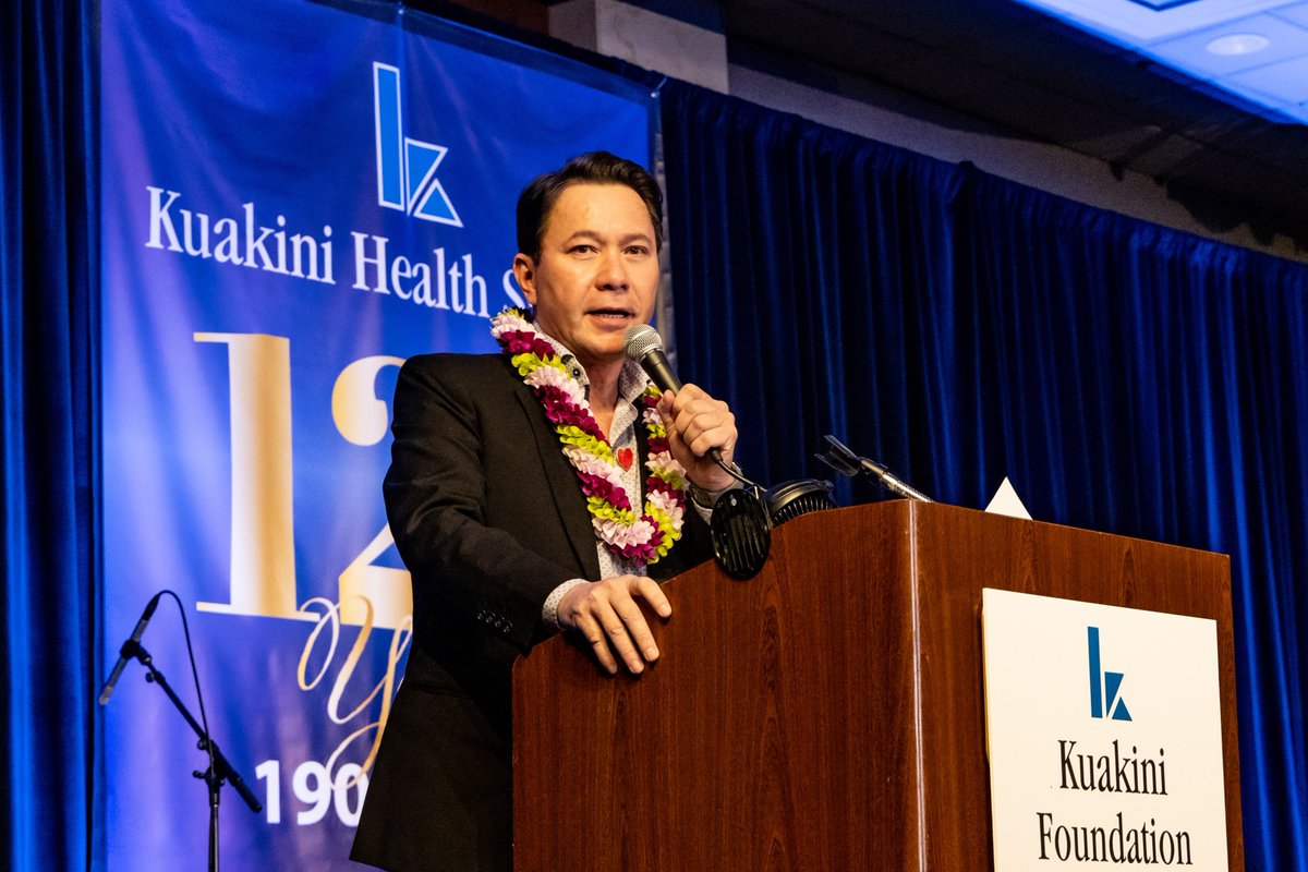 KuakiniHealth's tweet photo. Mahalo @JustinCruzNEWS for the awesome performance as emcee at @KuakiniHealth's Holiday Trees and Treasures fundraiser.

#KuakiniHealthSystem https://t.co/mP4RCnvxoV