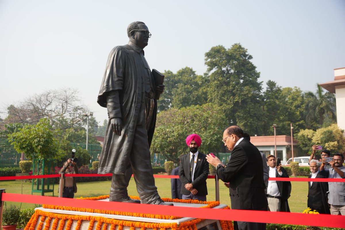 बड़ी खबर साथियों🖐️✅

53वें मुख्य न्यायाधीश के रूप में अपने पहले दिन कार्यभार संभालने से पहले, भारत के मुख्य न्यायाधीश सूर्यकांत ने "डॉ. बाबा साहब भीमराव अंबेडकर जी" को पुष्पांजलि अर्पित की ।।

अब बहुत से भपोड़े पूरा दिन खाना नहीं खाएंगे और इसमें भी दलितों को ही कोसेंगे😂

"बाबा