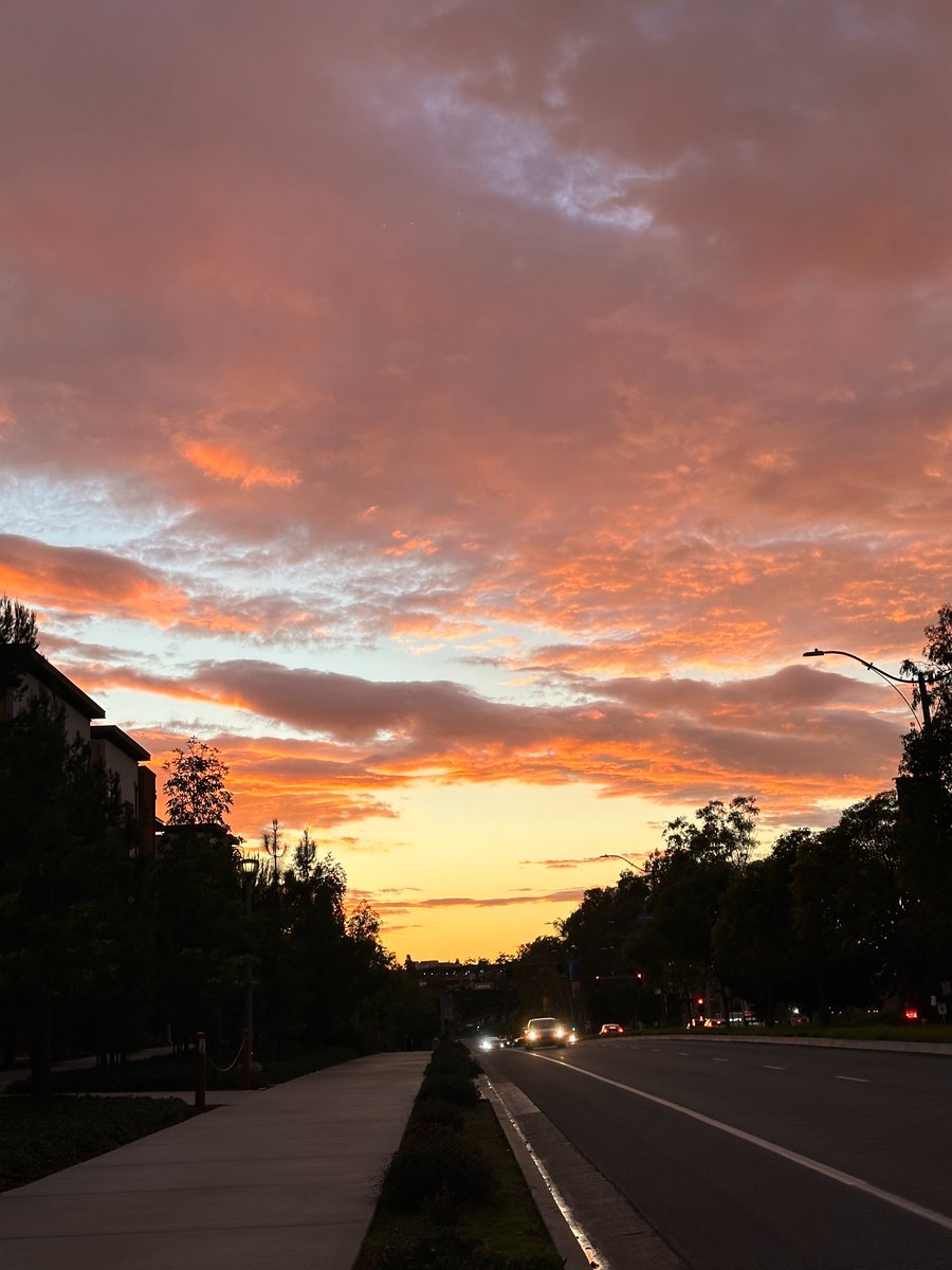 fqbsd19_u's tweet image. Although I can see this beautiful sight today, it&apos;s a pity I&apos;m all alone. I wonder if you&apos;re in the same boat as me #night #sunset #fireclouds