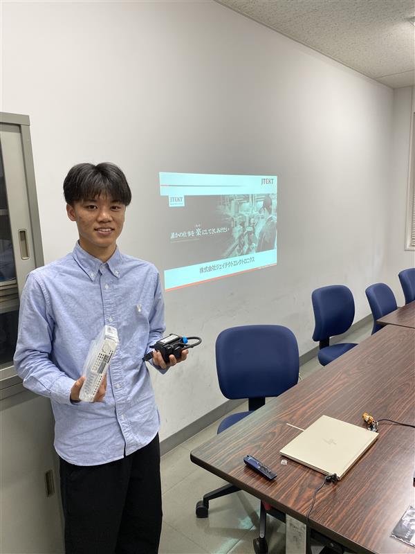 jtekt_ele's tweet photo. ✨11/7金曜日 #青山学院大学 相模原キャンパスへ✨

今回は…
理工学部 機械創造工学科 機械制御研究室へ訪問し、
同研究室の学生・柏木さんに、弊社製品：#ACサーボモータ を寄付いたしました✨

研究にお役立ていただけること、とても嬉しく思います😊✨
これからの研究成果、楽しみにしています！

#青山学院大学 #機械制御 #ACサーボモータ #産学連携