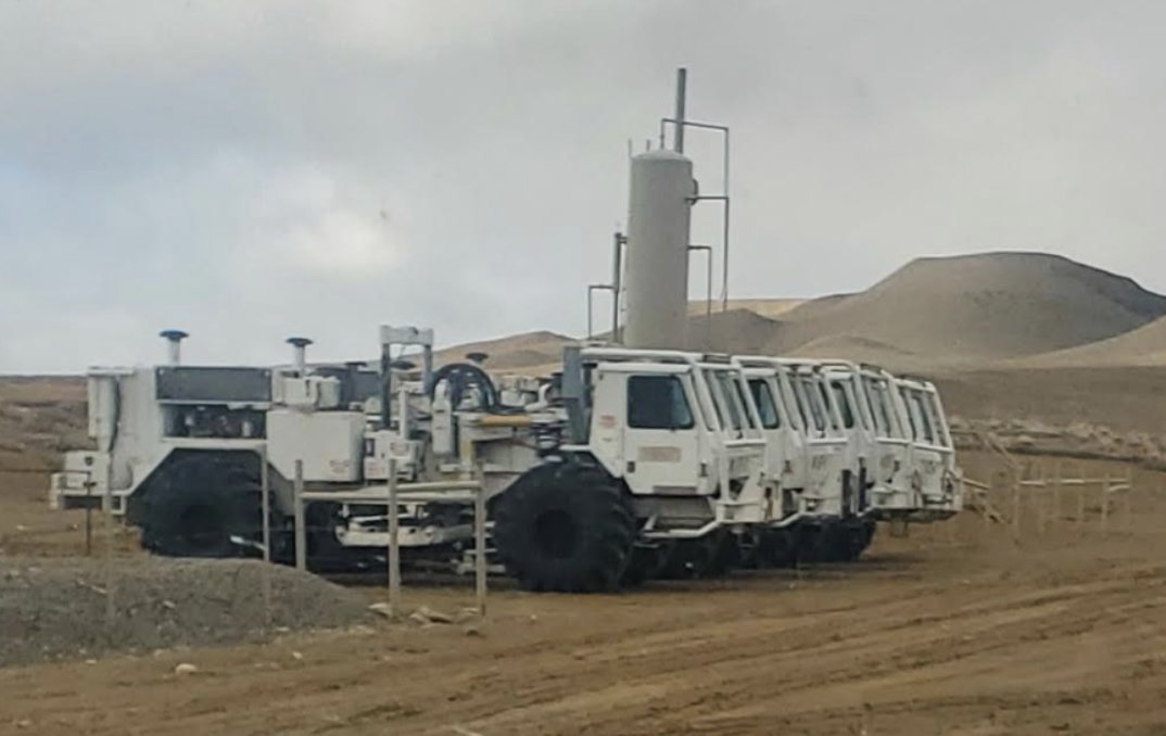 quantum_helium's tweet photo. #QHE ๐ก Sagebrush 3D seismic moving ahead
Seismic source trucks on site and the team has been pushing ahead with the 16 sq mile 3D programme
The survey ties into Coyote Wash and targets the Leadville & Ismay structures around the Sagebrush-1 #helium discovery
Processing continues into Q1 2026, refining drill targets and shaping development plans
๐ธ Seismic source fleet on location